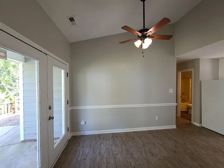 533 Hollyberry Ln — Photo 7