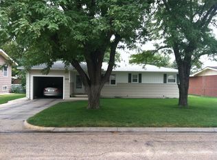 1218 Ridgewood Dr, Garden City, KS 67846