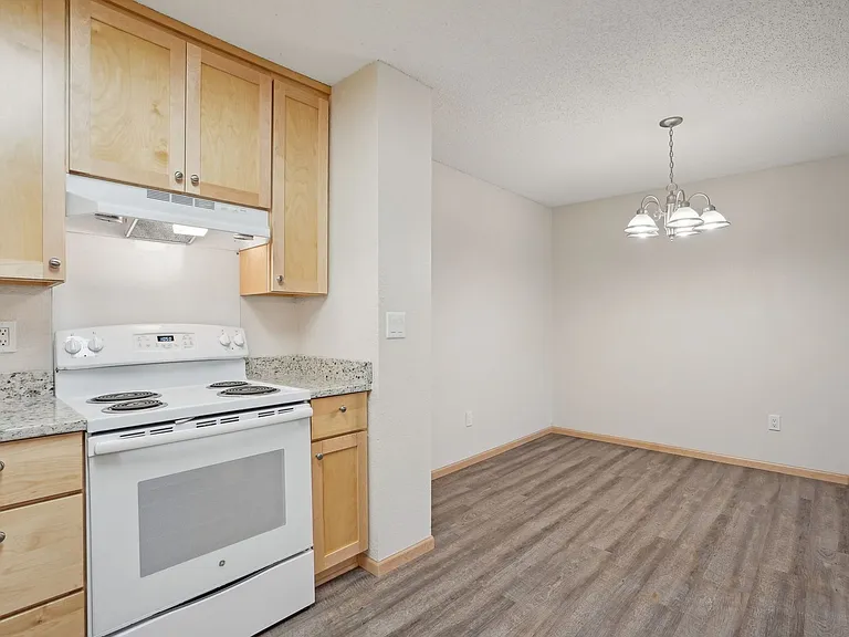Larpenteur Estates Apartments — Photo 36