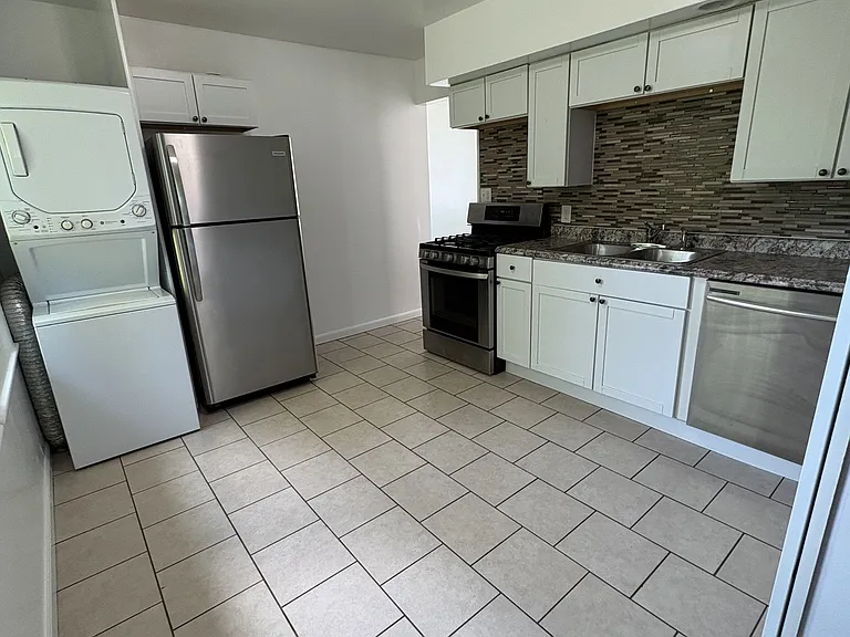 602 E Railroad St — Photo 4