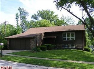 5001 Trailbend Dr, Florissant, MO 63033