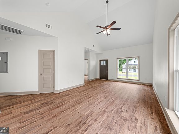 4th image of 126 Woods Ave