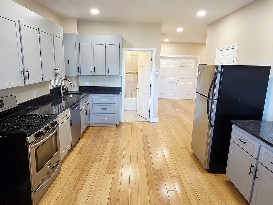 233 Chelsea St #2
