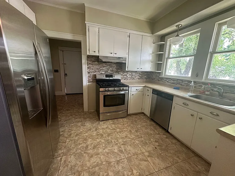 559 Gladstone Blvd — Photo 5