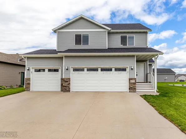 6737 21st St S, Fargo, ND 58104