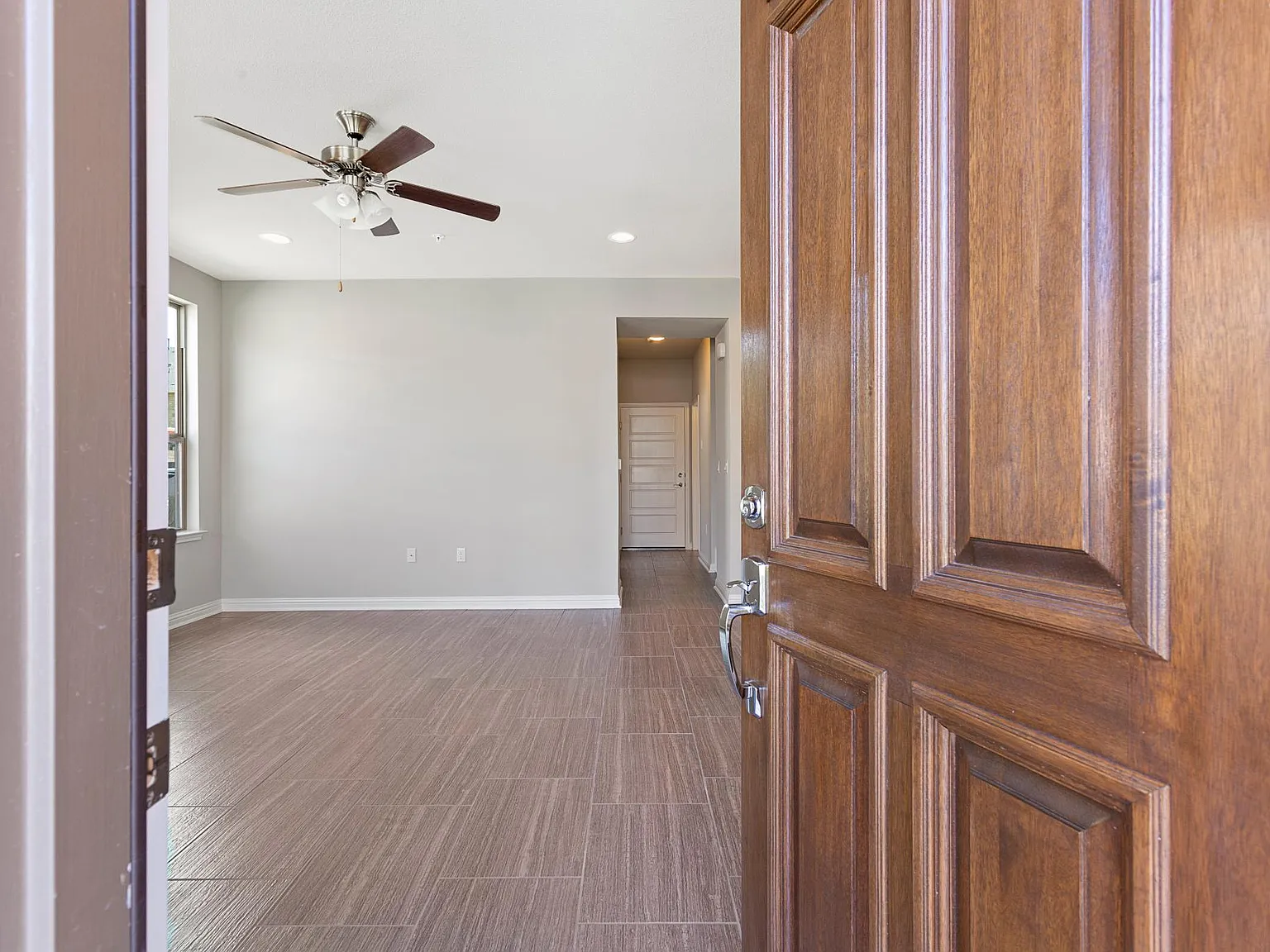 4 bed, 1912 sqft, $2,427 — Photo 2