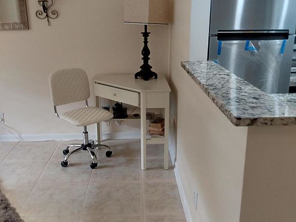 4th image of 212 Camden Dr #I