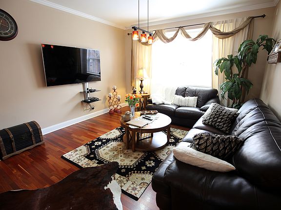 5th image of 1078 N Claremont Dr
