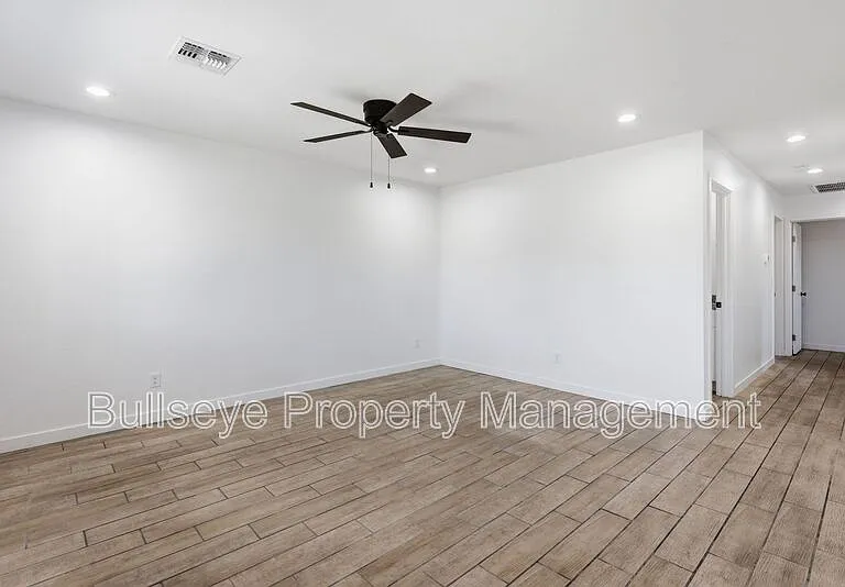 428 S 97th Pl — Photo 4