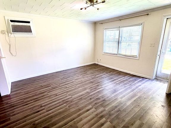 4th image of 205 Cranford St