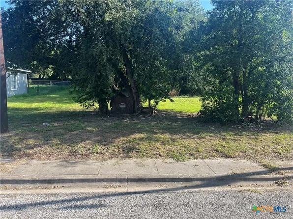 706 E 2nd St, Victoria, TX 77901