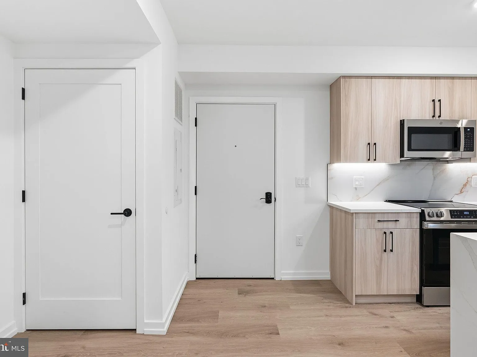 1 bed, 1.0 bath, 635 sqft, $1,900 — Photo 3