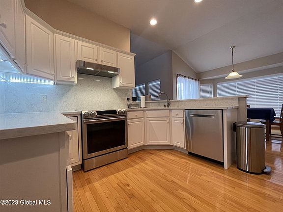 5th image of 7 Danbury Ct
