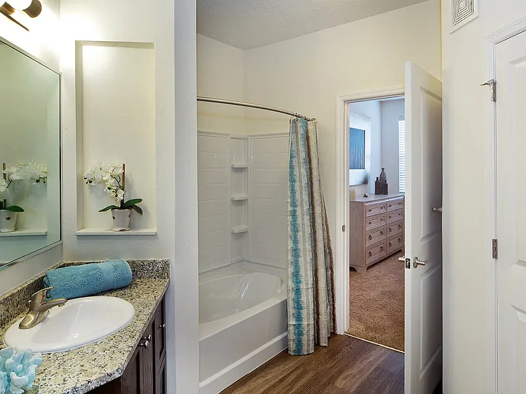 The Oaks at Southlake Commons Luxury Apartments