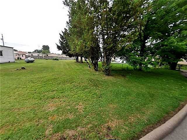 2nd image of 1922 Roselawn Dr
