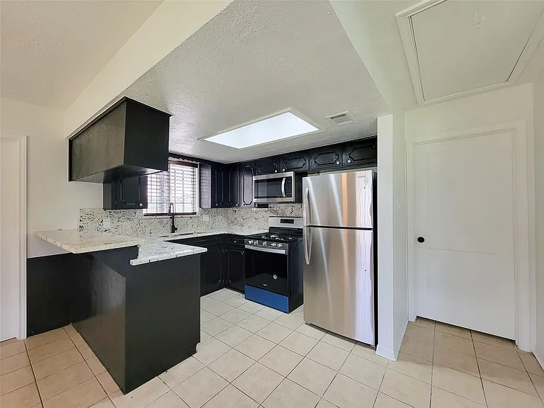 10614 Bainbridge St — Photo 11