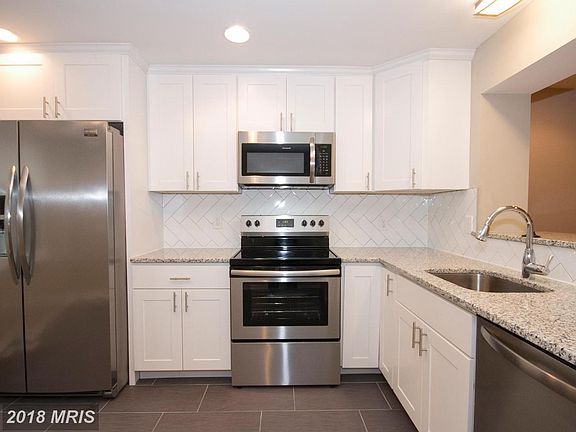 chef's kitchen w/stainless steel