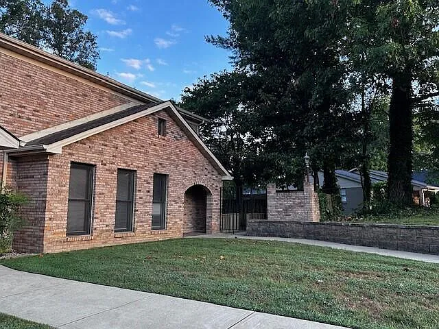 2 bed, 2.5 bath, 2690 sqft, $1,850 — Photo 2
