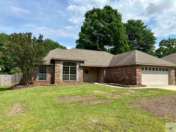 518 E Greenfield Dr, Wake Village, TX 75501