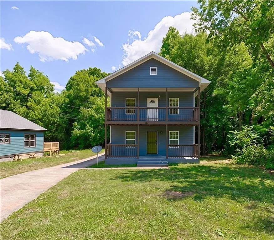 1 bed, 1.0 bath, 2350 sqft, $995 — Photo 1