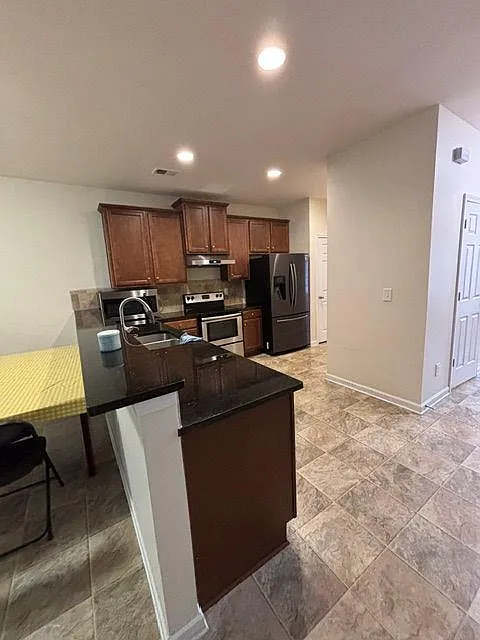 4 bed, 2.5 bath, 2522 sqft, $2,250 — Photo 4