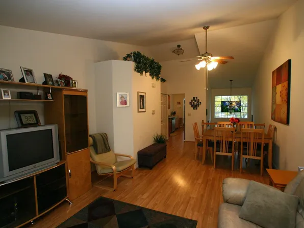 2606 S Embers Ln, Arlington Heights, IL 60005