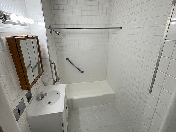 2nd image of 527 Arundel St #1