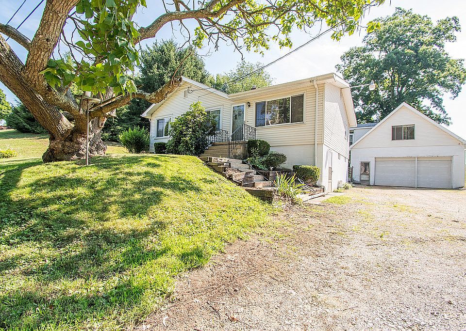 Adorable raised ranch.