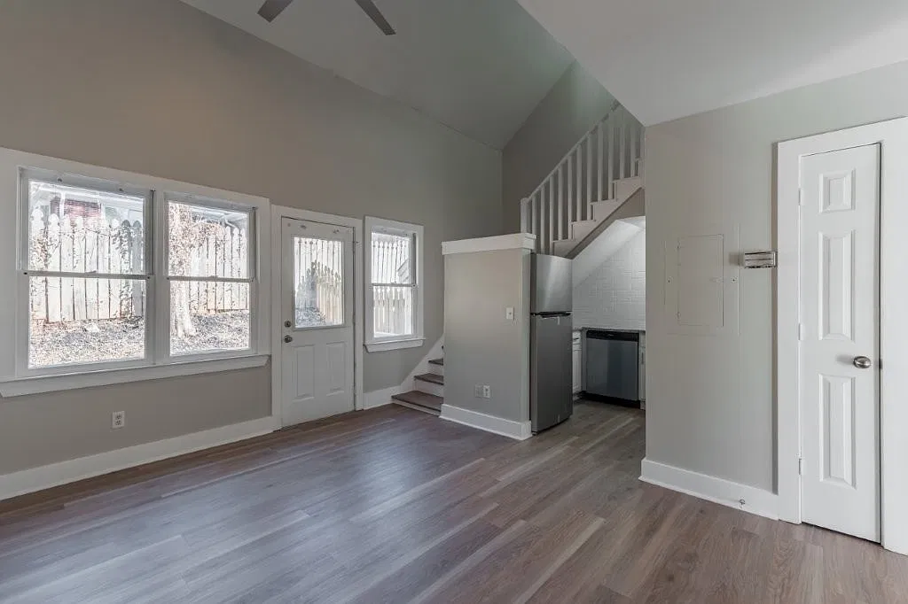 2 bed, 850 sqft, $1,350 — Photo 2