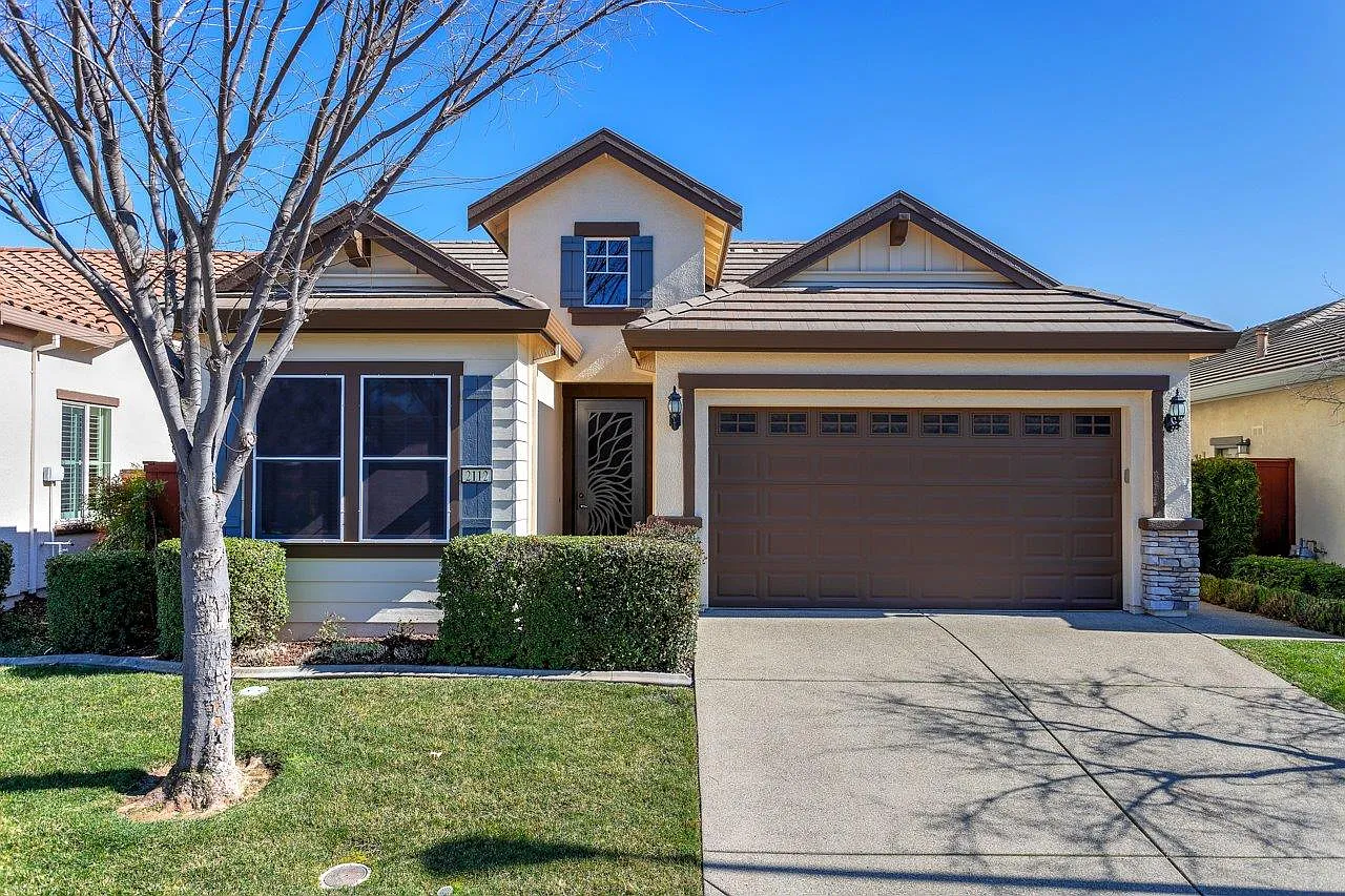 2112 Devonport Loop photo 1
