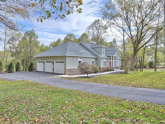 3rd image of 2695 Greens Dr