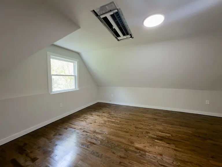560 Howard Ave — Photo 50