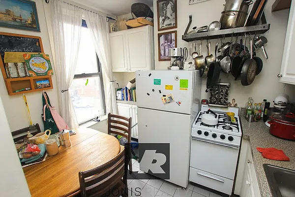 Rented by Jonis Realty | media 9