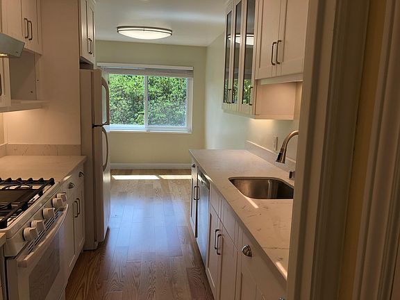 3rd image of 1115 El Camino Real APT 5
