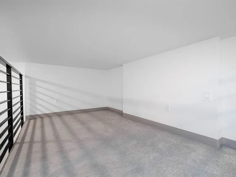 5637 University Way NE — Photo 21