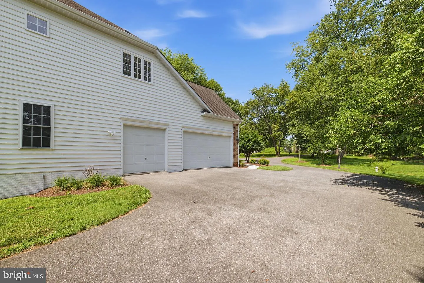 5 bed, 5.5 bath, 8939 sqft, $8,900 — Photo 4