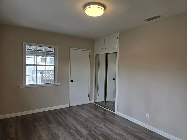5547 Woodman Ave — Photo 25