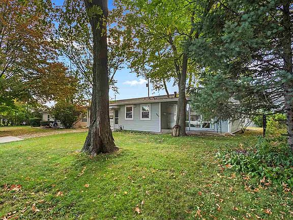 3rd image of 323 Douglass Ct