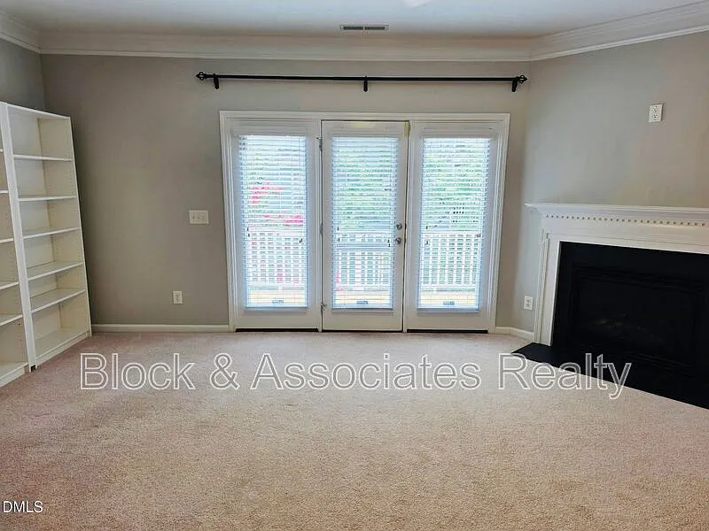 3 bed, 4.0 bath, 1889 sqft, $2,100 — Photo 4