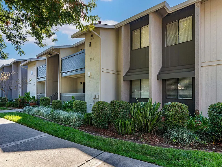 Portofino Apartments — Photo 26