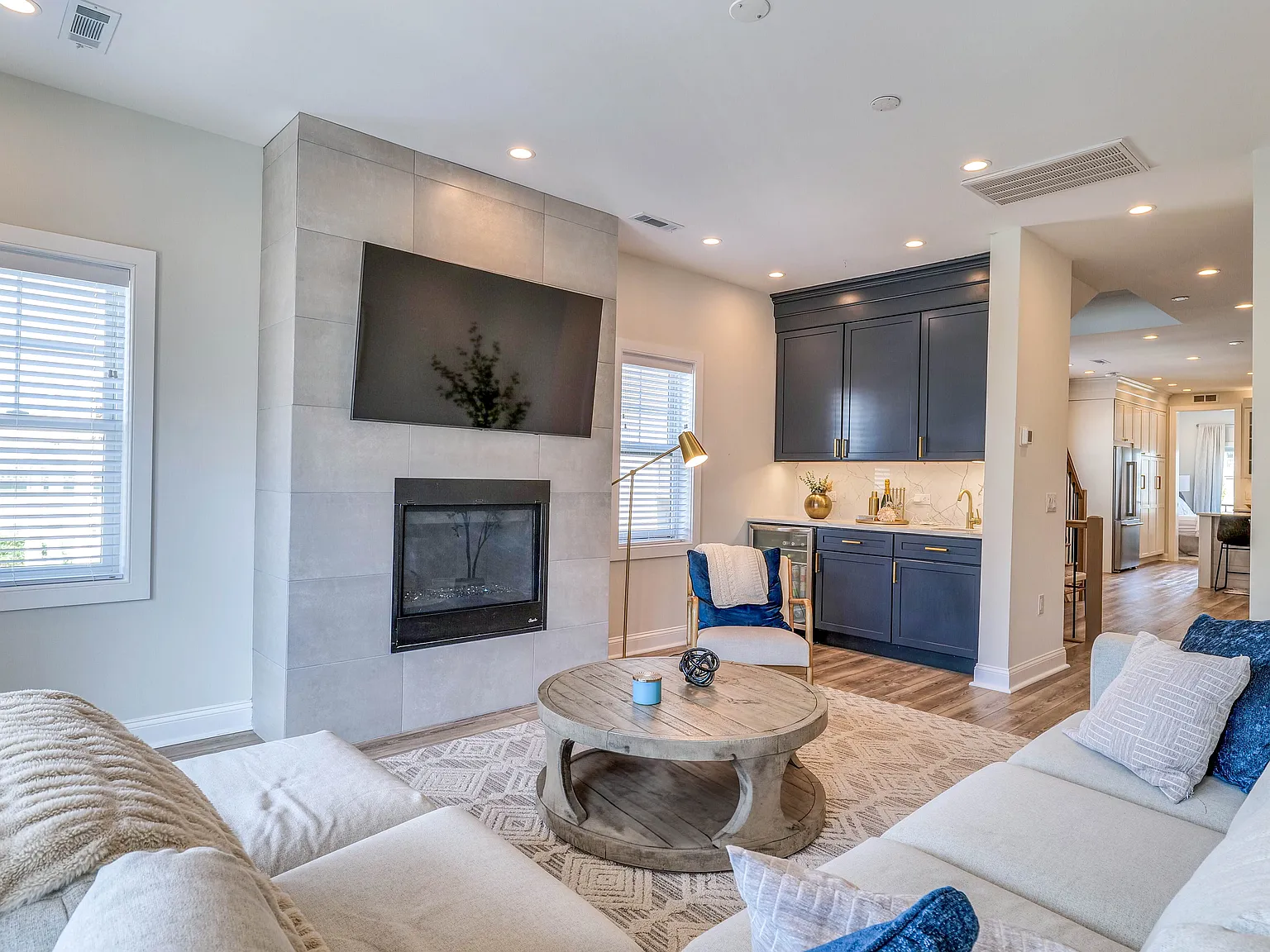 4 bed, 3500 sqft, $30,000 — Photo 2