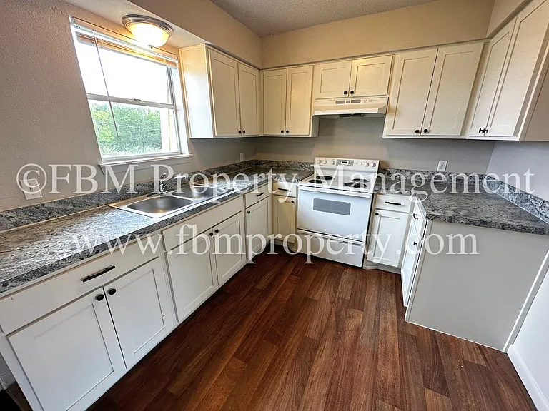 825 Tehuacana Dr #404 — Photo 6
