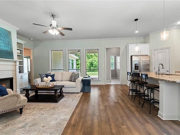 5th image of 424 Holm Oak Ln