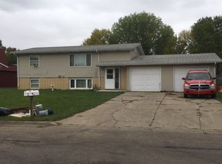 2039 Skyline Dr, Minot, ND 58703