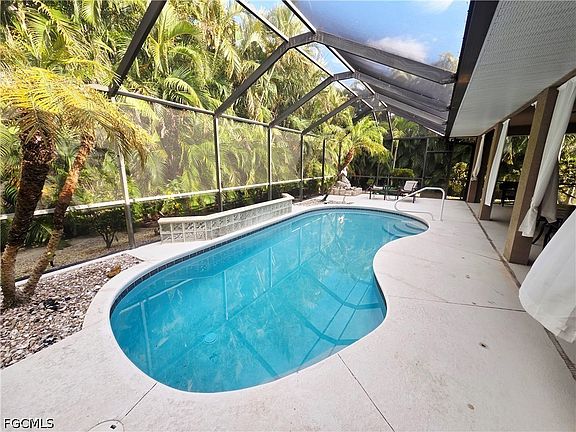 3rd image of 2863 SW 24th Ave