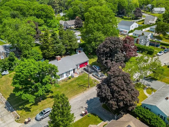 11 Oliveira Ave, Acushnet, MA 02743