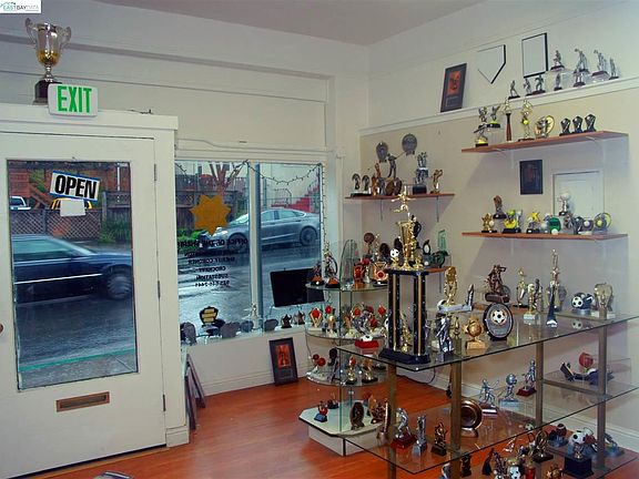 5th image of 1534 Pomona St