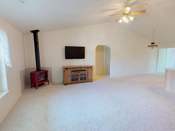 5th image of 302 NE Redwood Pl