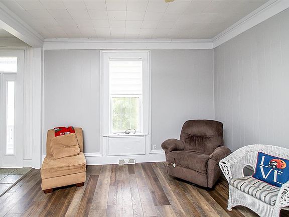 3rd image of 212 Bates St