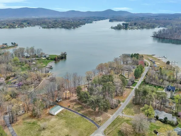 136 Belle Isle Dr, Union Hall, VA 24176